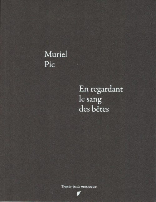 En regardant le sang des bêtes