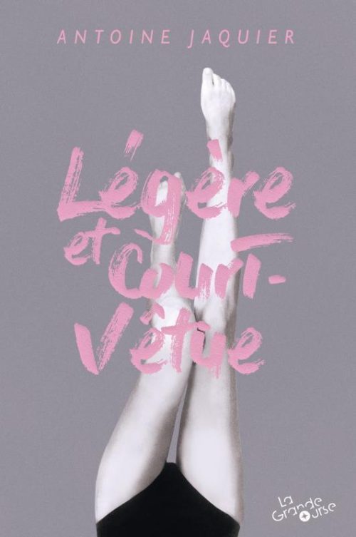 Légère et court vêtue